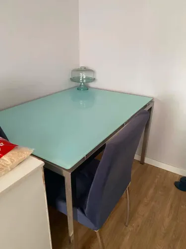 Mesa de vidro com 4 cadeiras