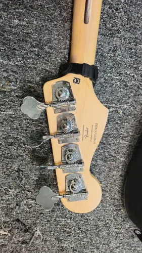 BAIXO SQUIER VINTAGE MODIFIED 77 by FENDER