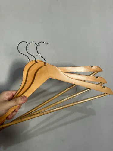 Cabide de madeira com barra de silicone