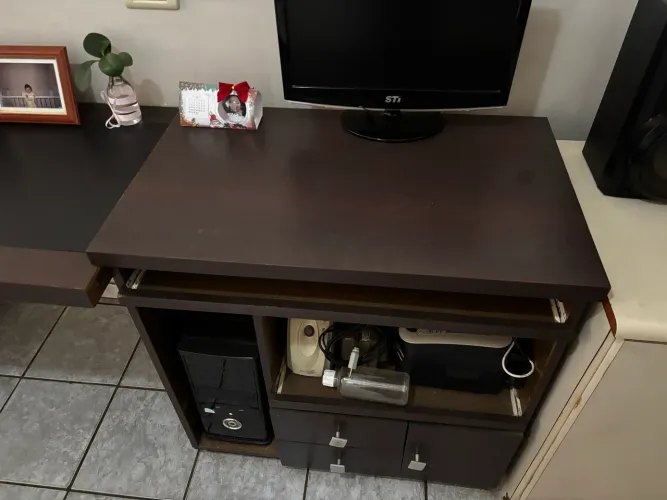 Mesa de madeira para computador/ estudos