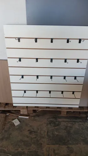 Expositor painel canaletado em mdf com 20 ganchos preço promocional 