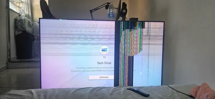 TV Samsung 55' Q80R com tela danificada