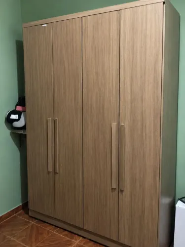 Vende-se guarda roupa de solteiro 4 portas
