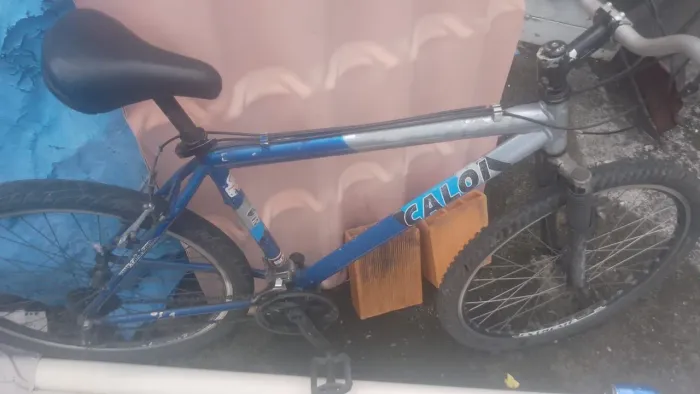 Bicicleta com o eixo do pedal luído ou partido