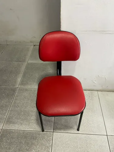 Cadeira perfeita na cor vermelha, dá para usar em qualquer lugar