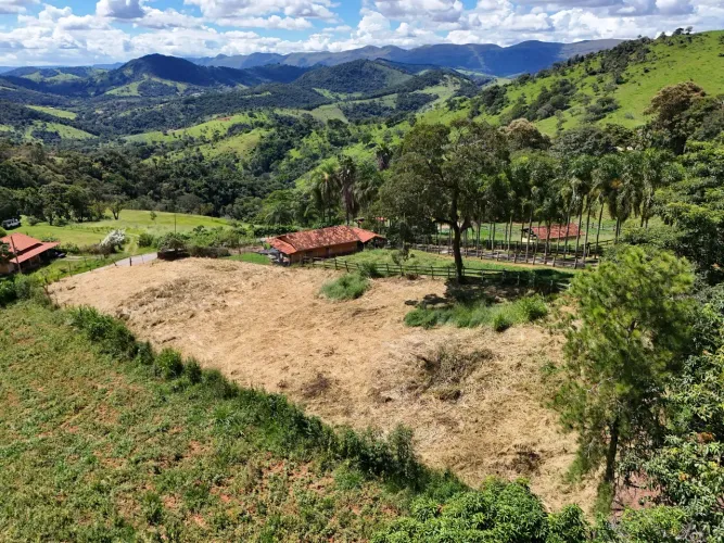 Terreno com 1.788 metros cercado, água e luz e asfalto até a porta