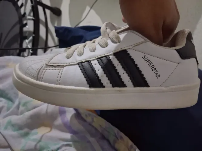 Tênis infantil Adidas superstar ( primeira linha )