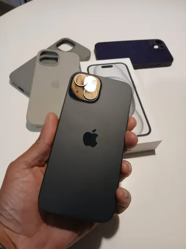 iPhone 15 256GB praticamente novo sem detalhes