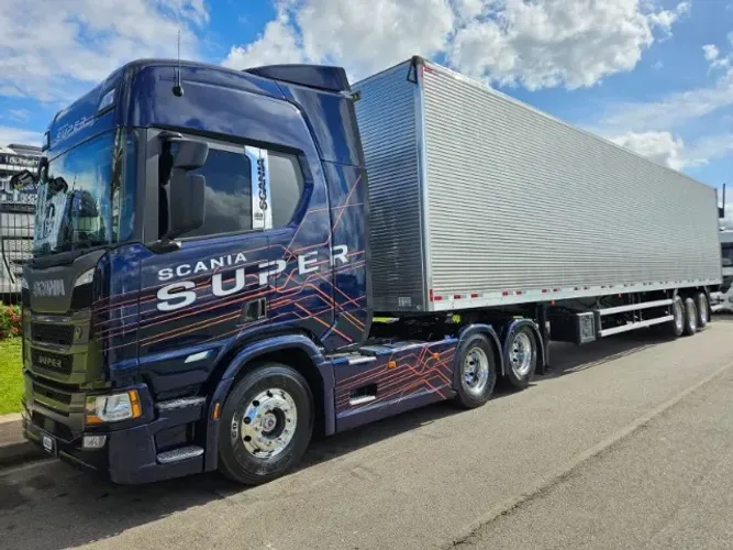 Scania R460 SUPER 6x2 Ano 24 baixo km Baú Guerra Ano 26 0km 30 plt 15.40 x 2.90 Roda Pneus