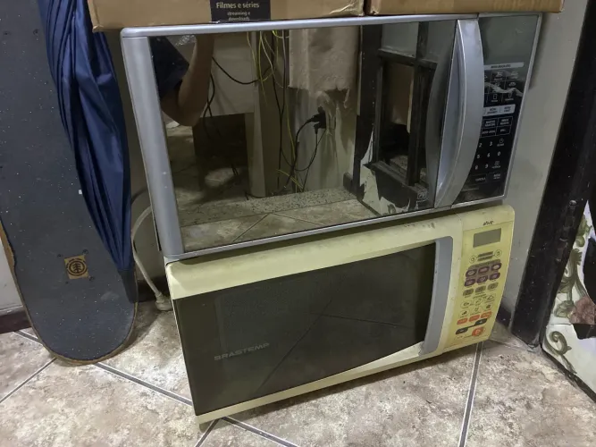 Vendo microondas com defeitos 50 reais cada ou 80 cada com os pratos