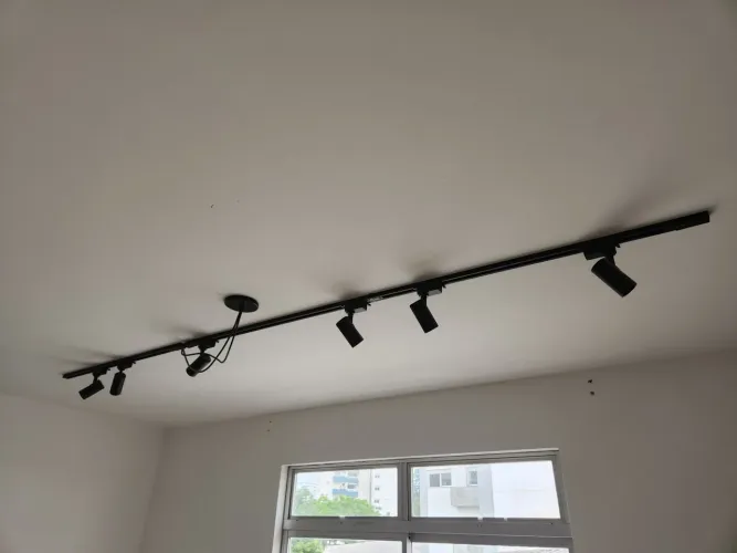 Trilho eletrificado preto com spots