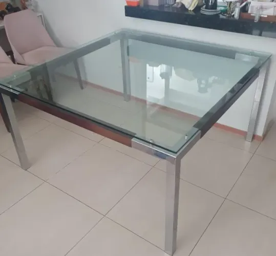 Mesa de Jantar quadrada de seis lugares, 140cm x 140 cm, pernas de metal e corpo de madeir