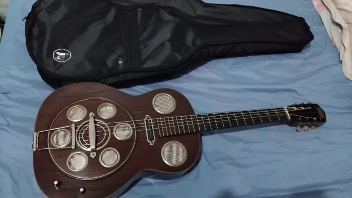 Vende se violão delvechio dinâmico anos 70.super conservado.