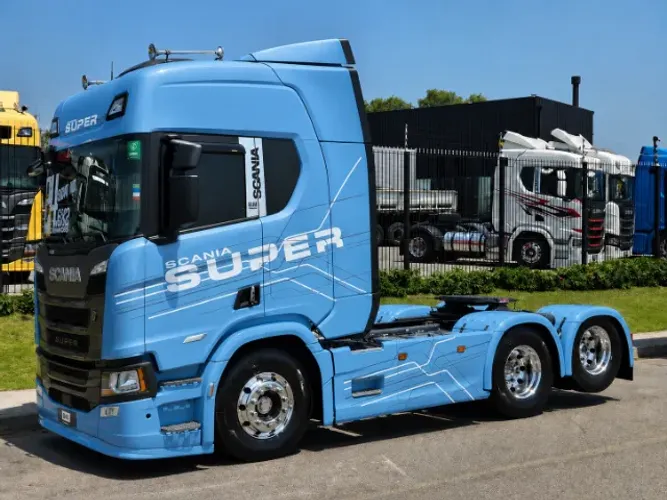Scania R460 6x2 SUPER 2024 único dono baixo km completo multimídia ar condicionado