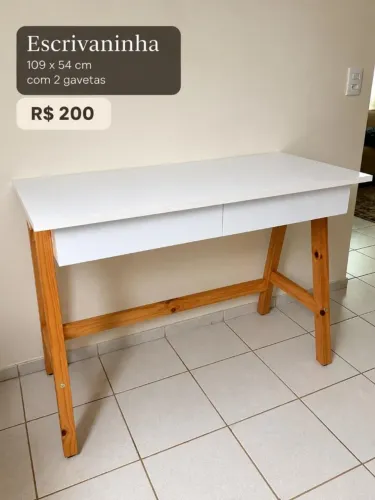 Escrivaninha com 2 gavetas