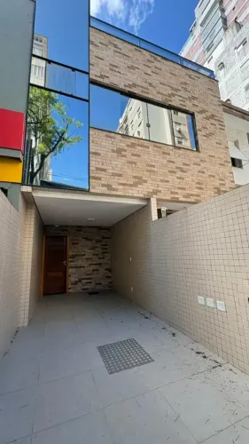 Casa na quadra da praia com piscina para alugar.