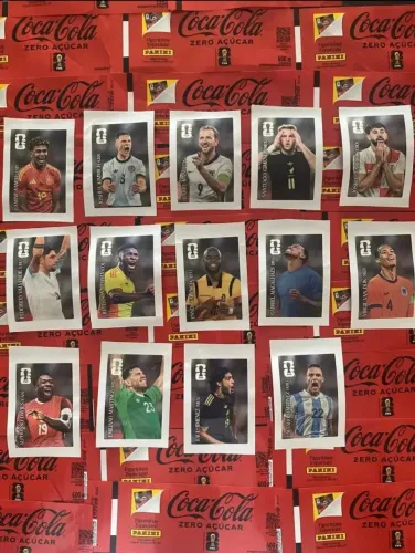 Kit Coca Cola com as 14 figurinhas da Copa do Mundo FIFA 2026.