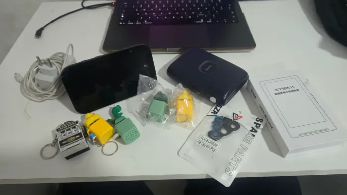 Echo show 5, Xteink X4, Instax mini link 2, Hub Usb C e alguns chaveiros