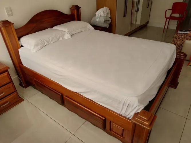 Cama de casal em madeira maciça