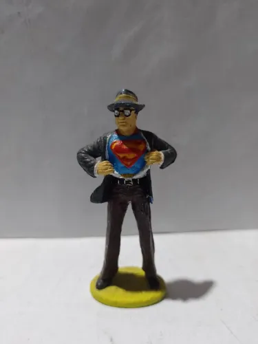 CLARK KENT - PLÁSTICO 