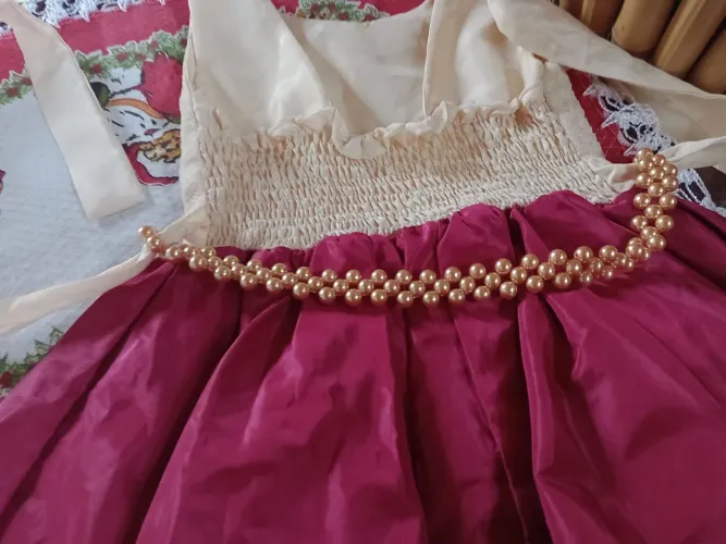 Vestido de festa infantil com pérolas