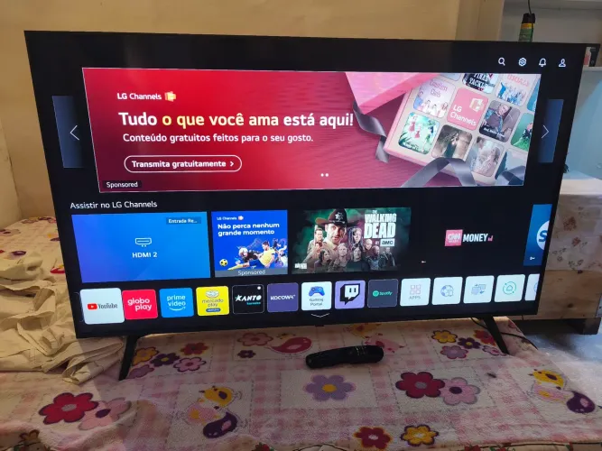 Smart TV 4K LG 55 WiFi Bluetooth HDR AI ThinQ Smart Magic Alexa com detalhe leia anúncio