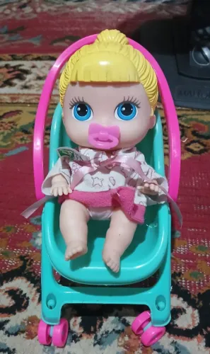 Boneca com cadeirinha de alimentação