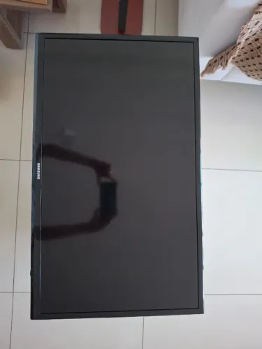 TV SANSUNG 32´ COM SOM BOM, MAS TELA COM DEFEITO - Não é smart