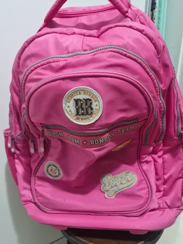 Mochila  infantil feminina  bem conservada.De rodinhas mas te. Que arrumar o puxador.