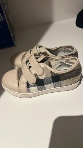 Tênis Infantil Burberry com fechamento em velcro xadrez bege TAM 28