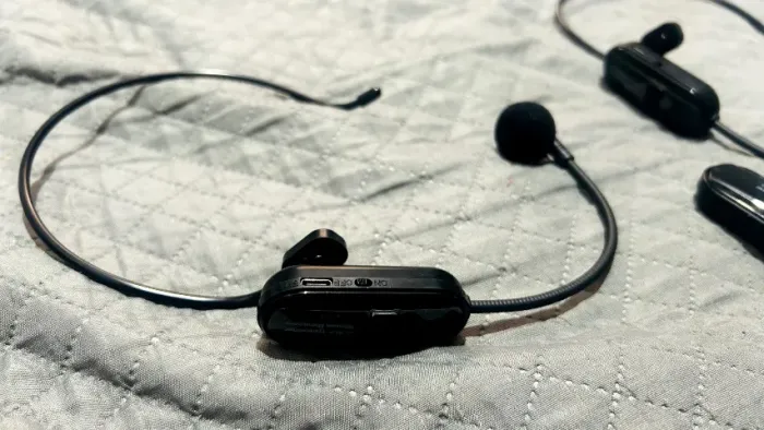 02 MICROFONES SEM FIO DE CABEÇA RECARREGÁVEL