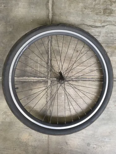 Roda bicicleta dianteira completa, pneu 26x1,90, câmara, raios, aro e eixo com blocagem.