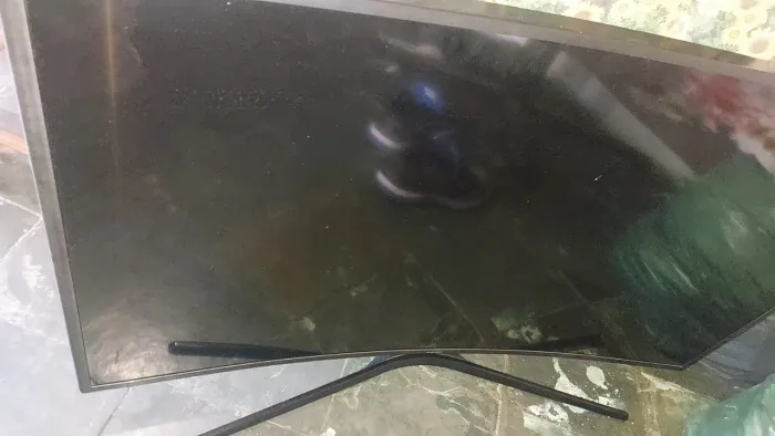 Televisão 49 polegadas Curva 4K Smart com defeito ela liga não aparece a imagem.