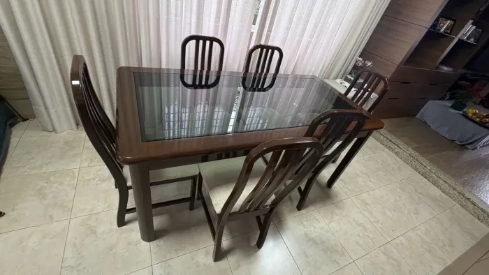 Mesa de Imbuia em ótimo estado!