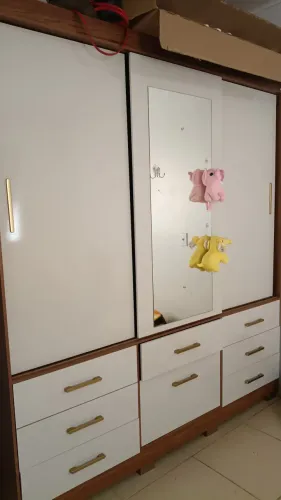 Vendo Guarda roupa semi-novo