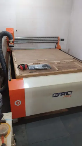 Máquina CNC router muito nova .