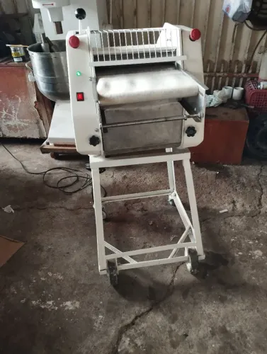 Modeladora ou enroladeira para pães de padaria com sistema de segurança