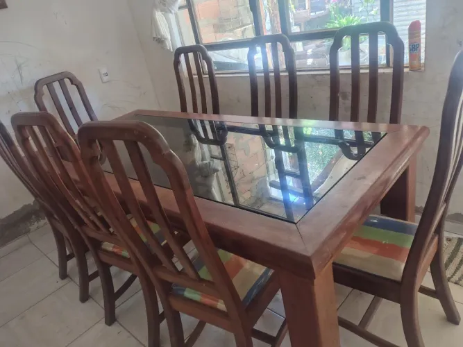 Mesa madeira maciça com tampo de vidro e 8 cadeiras estofadas