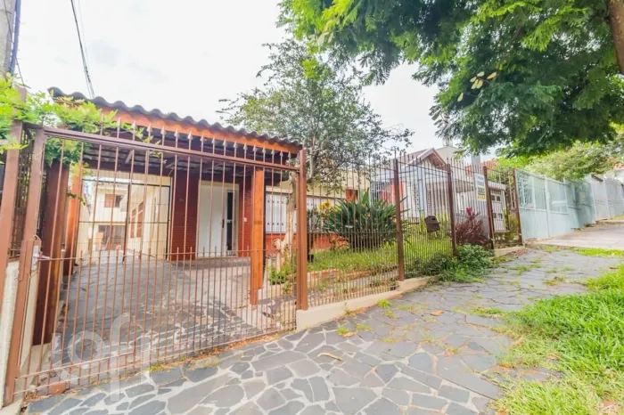 Casa à venda em Vila Ipiranga com 162 m², 4 quartos, 1 suíte, 3 vagas