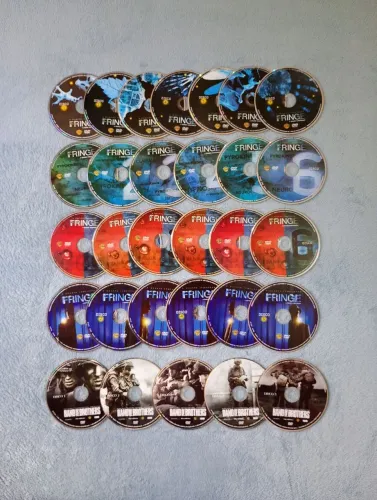 Kit 30 DVDs de 2 séries: "Fringe" e "Band of Brothers". 25 dvds de Fringe e 5 dvds de B.B