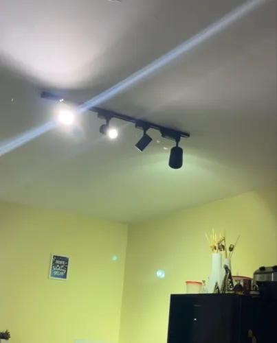 Luz/ trilho com spots de led.