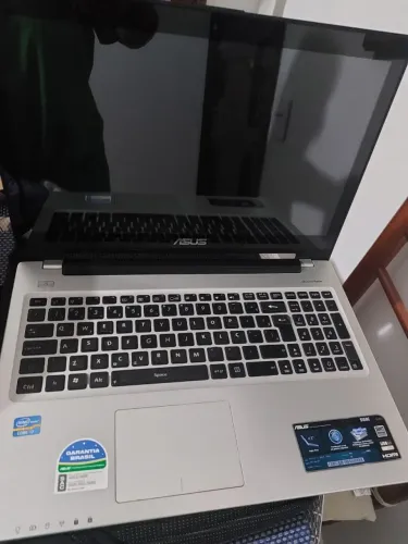 Asus S550C Series (um ultrabook com acabamento em alumínio).