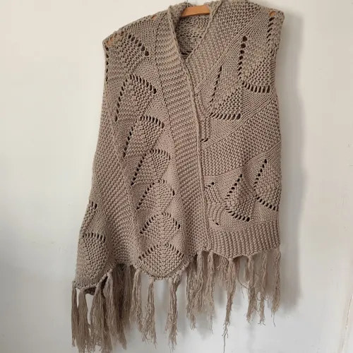 Poncho de Tricô com Capuz, Ponto Trabalhado e Acabamento em Franjas - Tamanho M