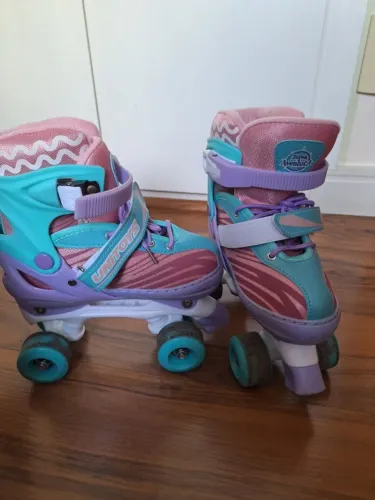 Conjunto de patins com acessórios.