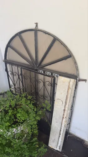 Janela de ferro com grade e vidro