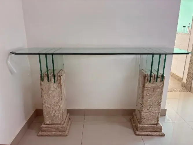 Aparador de vidro com base de mármore 