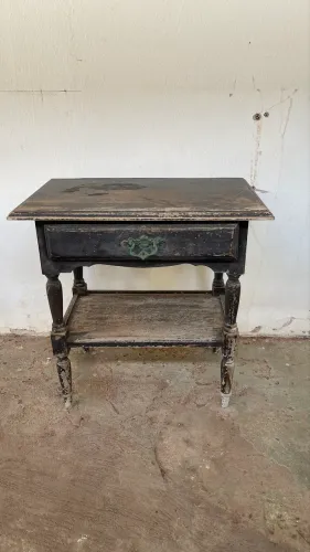 Mesa de cabeceira de madeira maciça