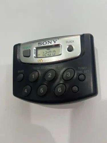 rádio portátil Sony Walkman o modelo SRF-M37W
