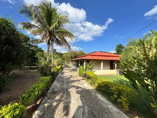 Linda chacara para alugar no barreiro, 2.200m2, com 03 dor, churrasqueira, salao de festa.