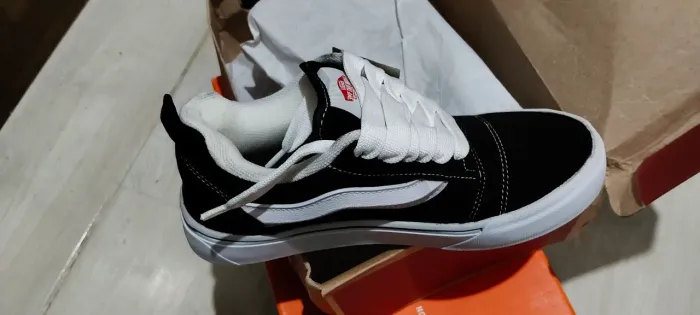 TÊNIS PRETO E BRANCO ESTILO VANS